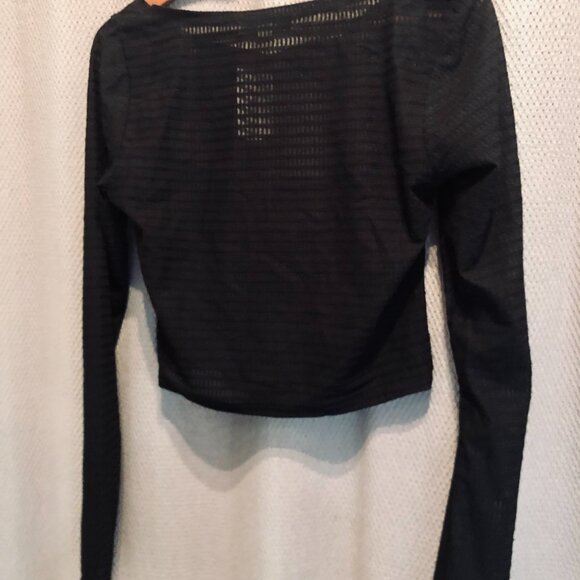 NWT La Petite Garçonne Boutique HYFVE Black Long Sleeve Cut Out Crop Top L - Picture 3 of 4